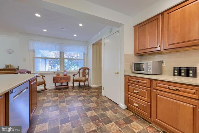 18 GREENBRIAR DR, York, PA 17407