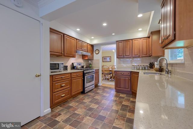 18 GREENBRIAR DR, York, PA 17407