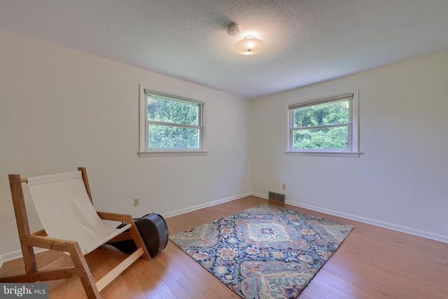 18 GREENBRIAR DR, York, PA 17407