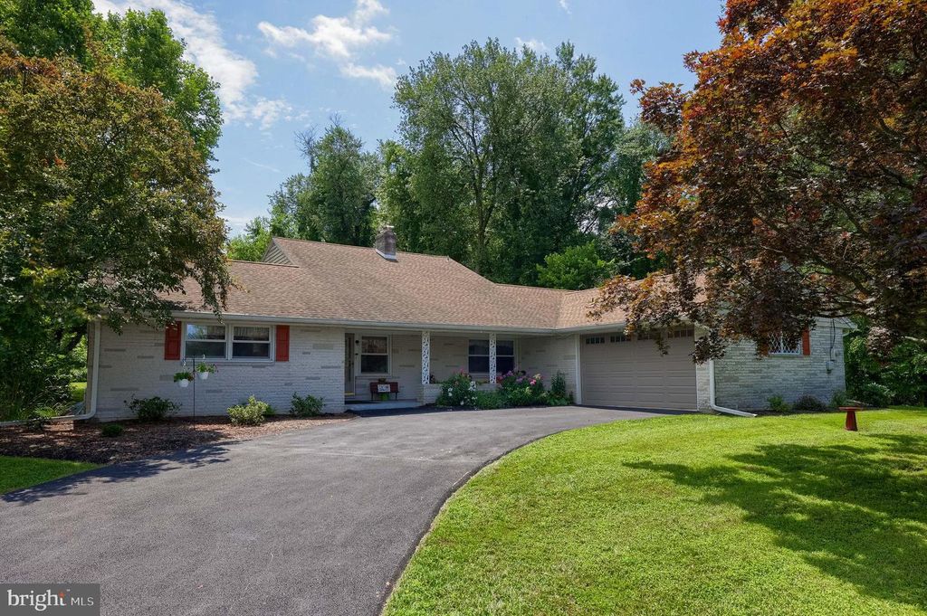 18 GREENBRIAR DR, York, PA 17407