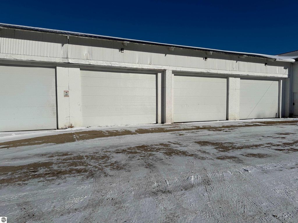 Image 3 of property listing at 4049 S Northwind Drive, Mt Pleasant, MI 48858