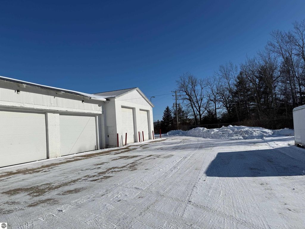 Image 5 of property listing at 4049 S Northwind Drive, Mt Pleasant, MI 48858