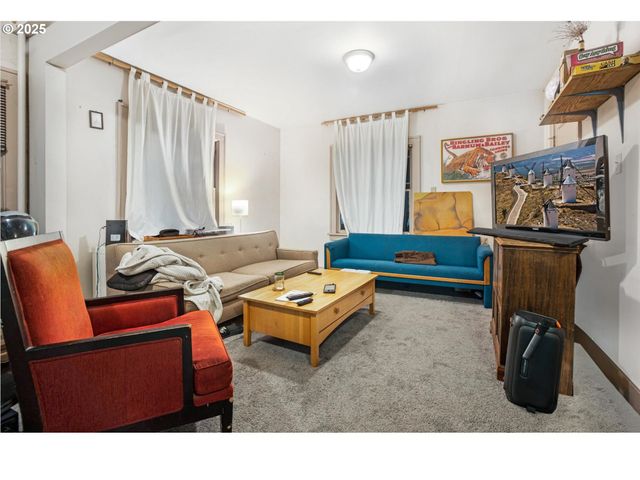 2634 Ne BROADWAY St, Portland, OR 97232