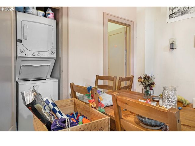 2634 Ne BROADWAY St, Portland, OR 97232