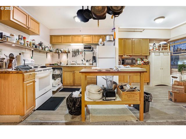 2634 Ne BROADWAY St, Portland, OR 97232