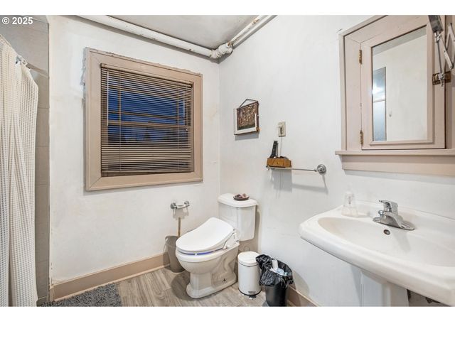 2634 Ne BROADWAY St, Portland, OR 97232