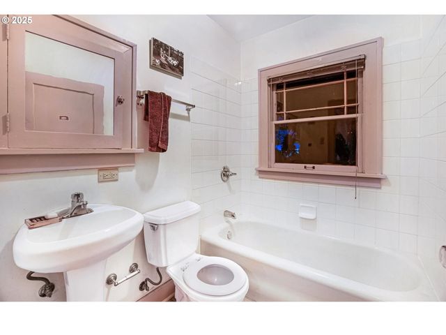 2634 Ne BROADWAY St, Portland, OR 97232