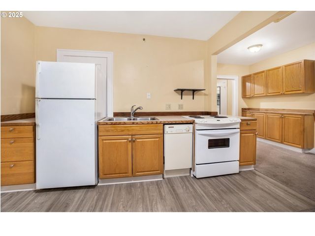 2634 Ne BROADWAY St, Portland, OR 97232