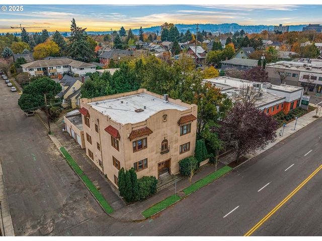 2634 Ne BROADWAY St, Portland, OR 97232