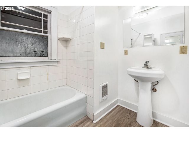 2634 Ne BROADWAY St, Portland, OR 97232