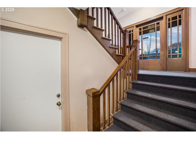 2634 Ne BROADWAY St, Portland, OR 97232