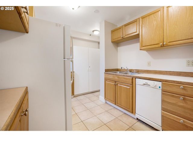 2634 Ne BROADWAY St, Portland, OR 97232