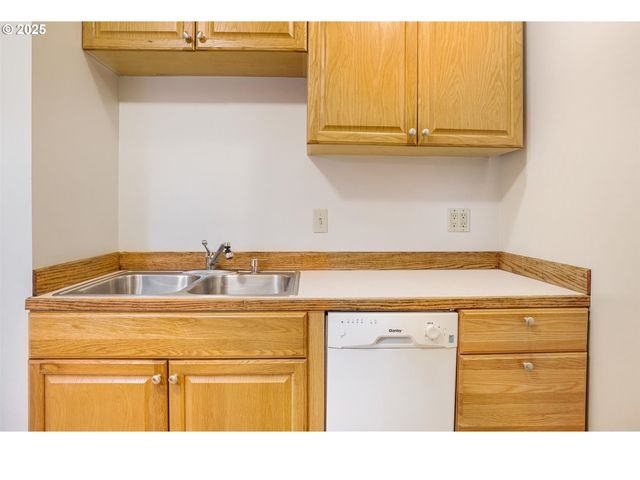 2634 Ne BROADWAY St, Portland, OR 97232