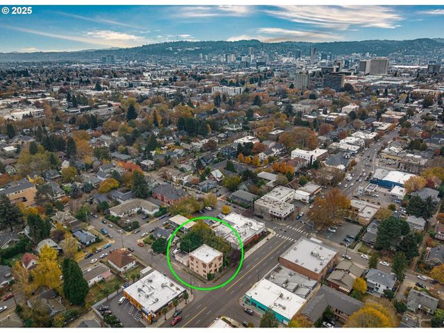 2634 Ne BROADWAY St, Portland, OR 97232