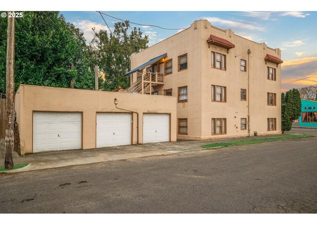 2634 Ne BROADWAY St, Portland, OR 97232