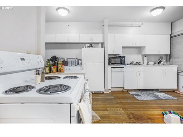 2634 Ne BROADWAY St, Portland, OR 97232