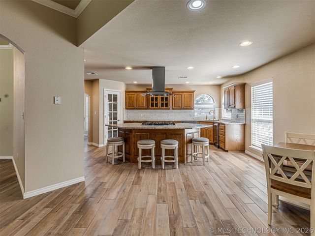 614 W 37th Place, Sand Springs, OK 74063