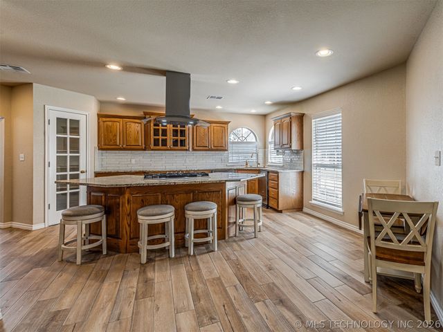 614 W 37th Place, Sand Springs, OK 74063
