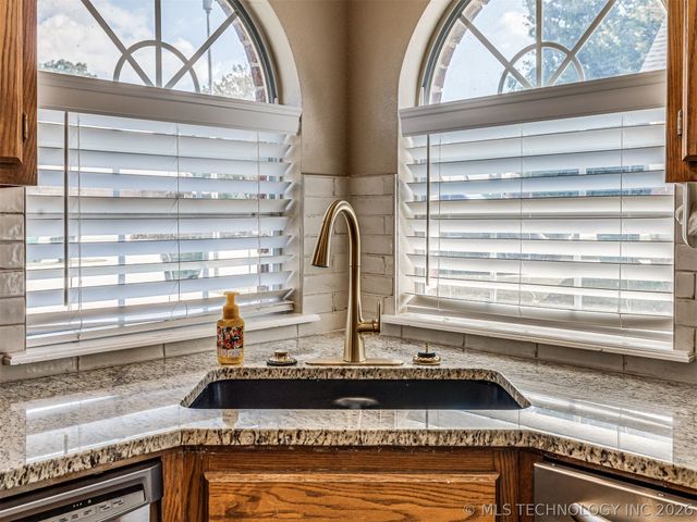 614 W 37th Place, Sand Springs, OK 74063