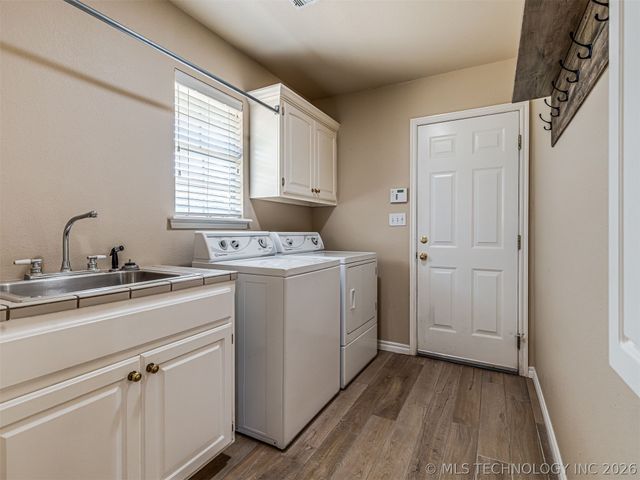 614 W 37th Place, Sand Springs, OK 74063