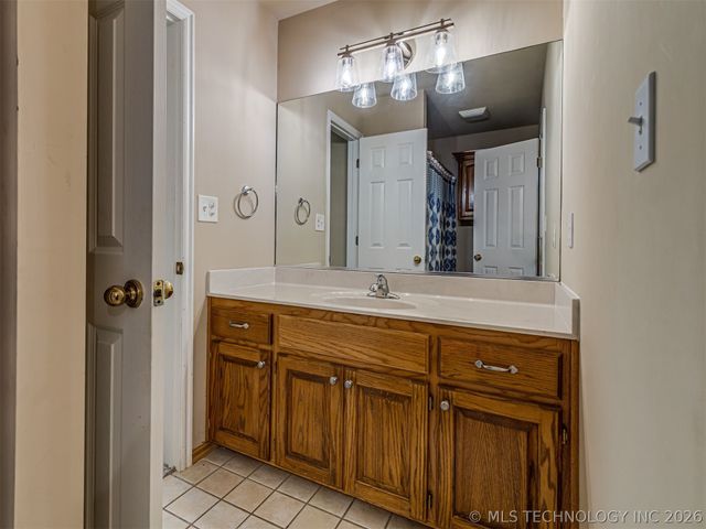 614 W 37th Place, Sand Springs, OK 74063