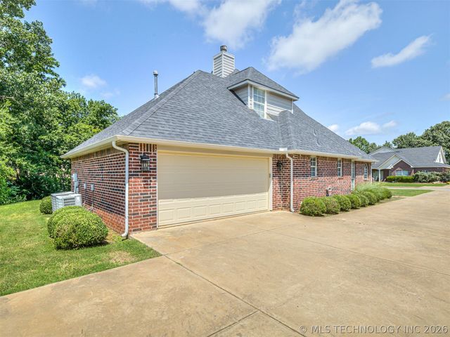 614 W 37th Place, Sand Springs, OK 74063