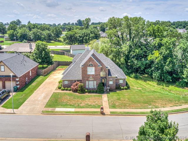 614 W 37th Place, Sand Springs, OK 74063