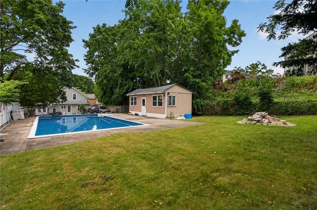 86 Summit Avenue, West Warwick, RI 02893