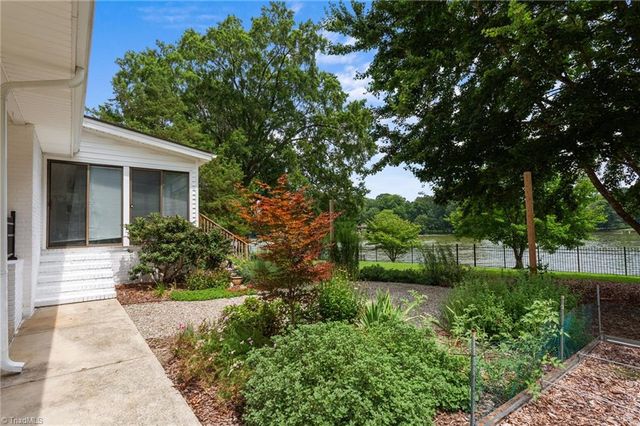 2601 W Woodlyn Way, Greensboro, NC 27407