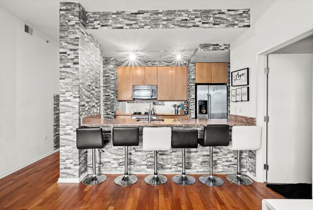 9725 Woods Drive 309, Skokie, IL 60077