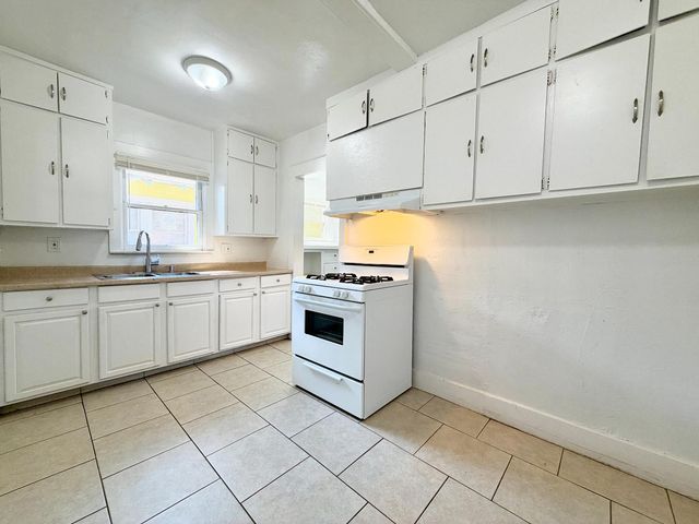 1126 N Roosevelt Avenue, Fresno, CA 93728