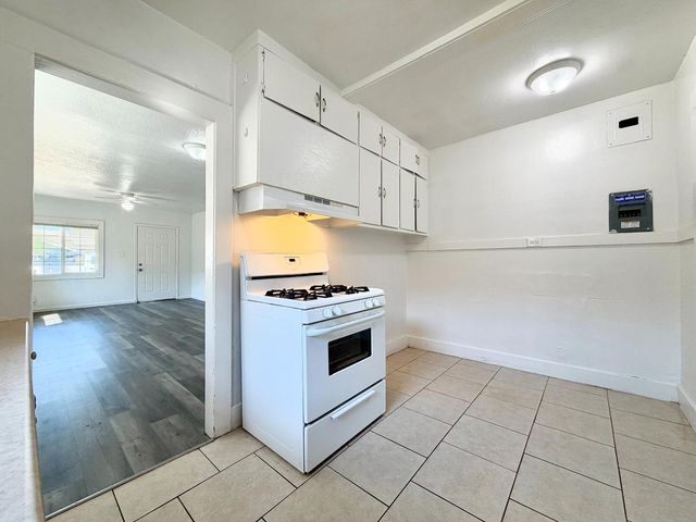 1126 N Roosevelt Avenue, Fresno, CA 93728
