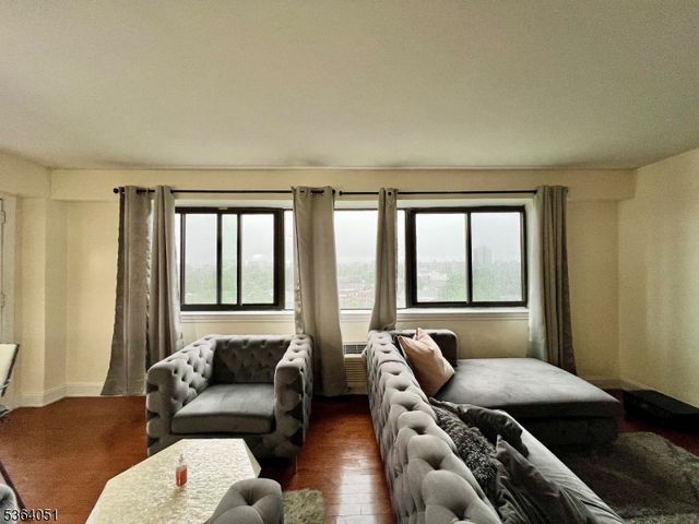 60 Parkway Dr 14D, East Orange City, NJ 07017