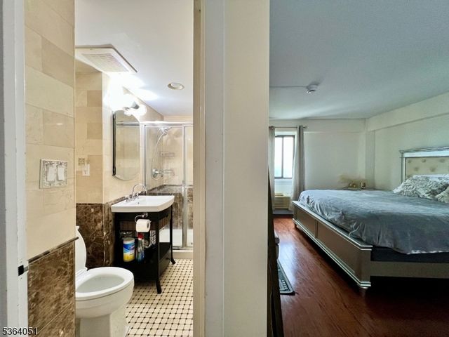 60 Parkway Dr 14D, East Orange City, NJ 07017