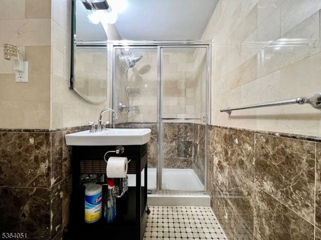 60 Parkway Dr 14D, East Orange City, NJ 07017