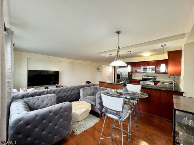 60 Parkway Dr 14D, East Orange City, NJ 07017