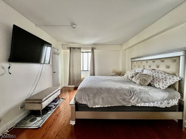 60 Parkway Dr 14D, East Orange City, NJ 07017