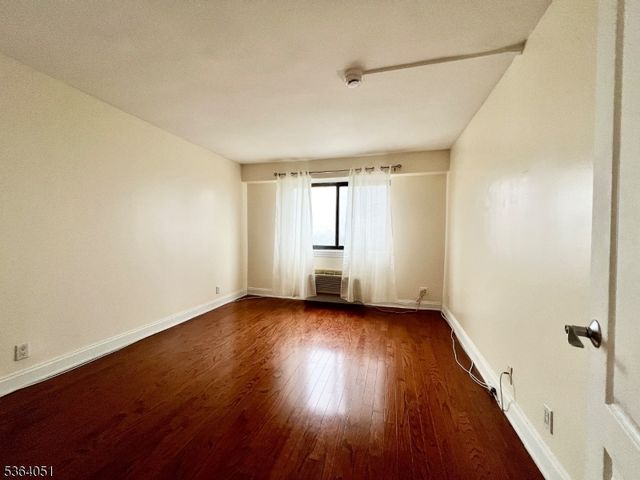 60 Parkway Dr 14D, East Orange City, NJ 07017