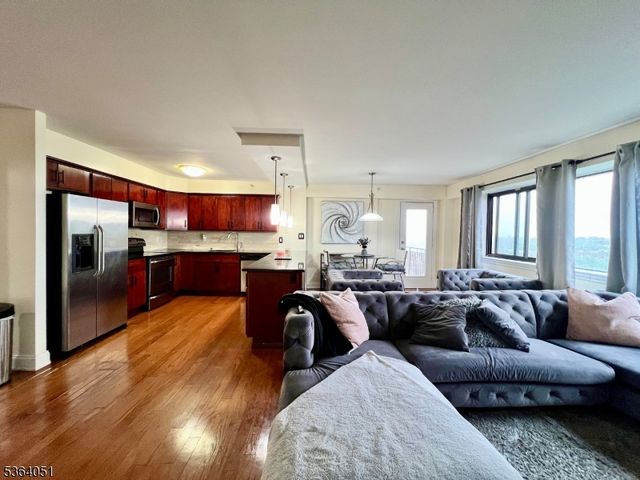 60 Parkway Dr 14D, East Orange City, NJ 07017