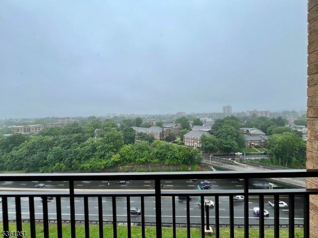 60 Parkway Dr 14D, East Orange City, NJ 07017