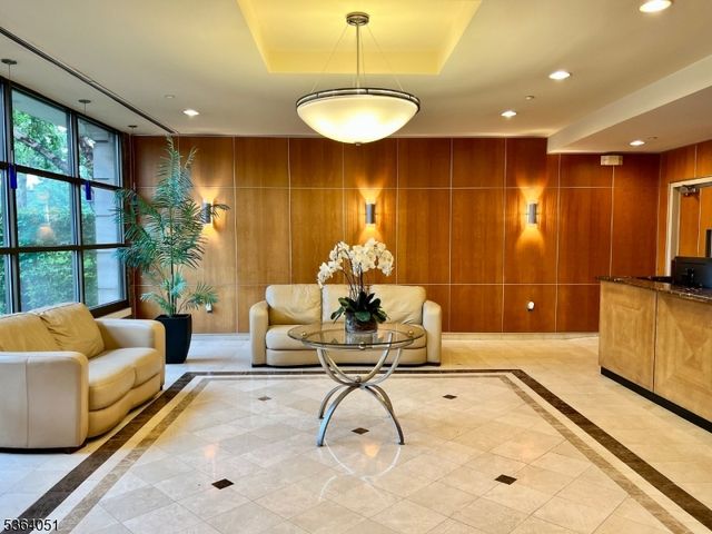 60 Parkway Dr 14D, East Orange City, NJ 07017