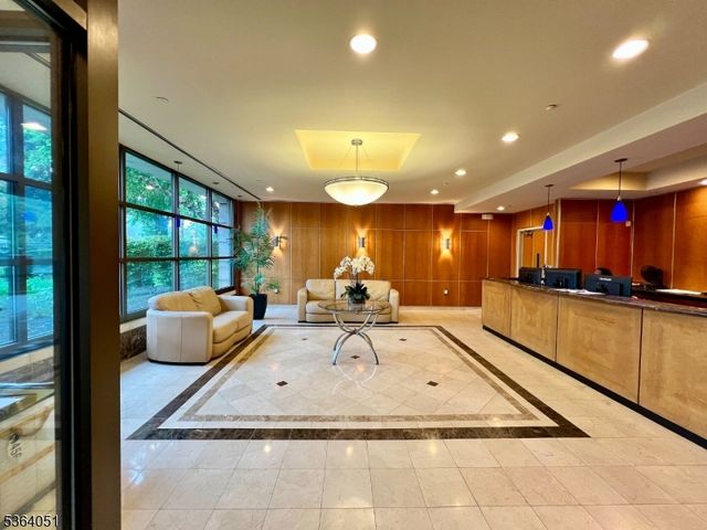 60 Parkway Dr 14D, East Orange City, NJ 07017