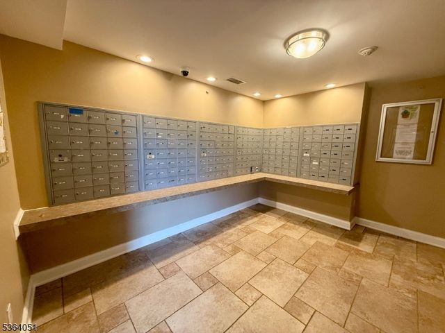 60 Parkway Dr 14D, East Orange City, NJ 07017