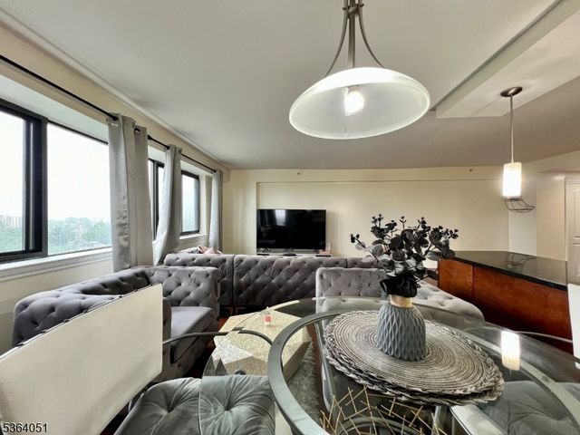 60 Parkway Dr 14D, East Orange City, NJ 07017