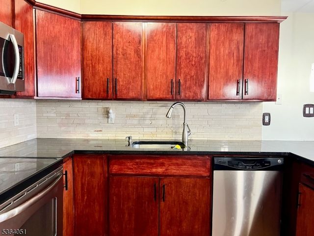 60 Parkway Dr 14D, East Orange City, NJ 07017