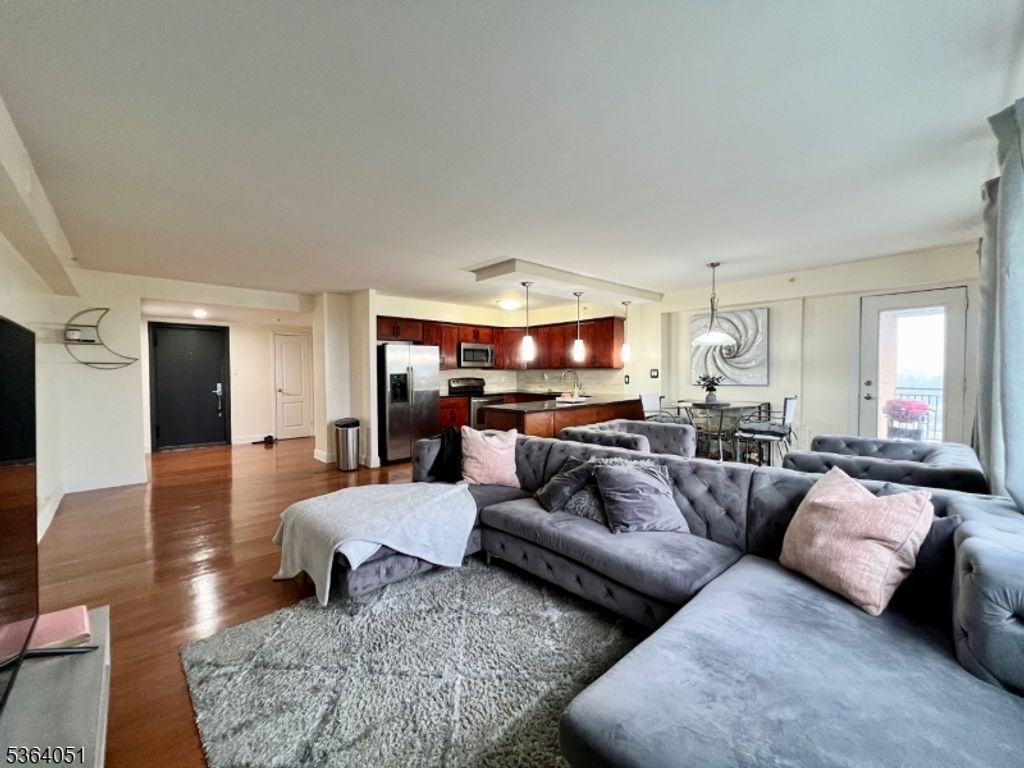 60 Parkway Dr 14D, East Orange City, NJ 07017