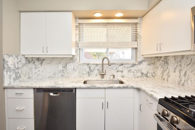 3516 GREENWAY Avenue, Royal Oak, MI 48073