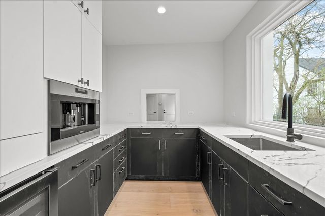 22 Lakeview Terrace, Highland Park, IL 60035