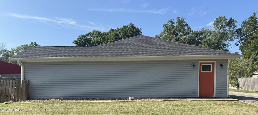 112 E 11th Street, Carthage, MO 64836