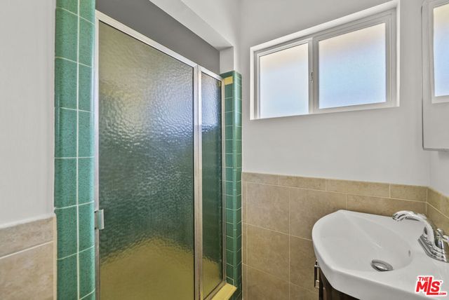100 E Kenneth Road, Glendale, CA 91207